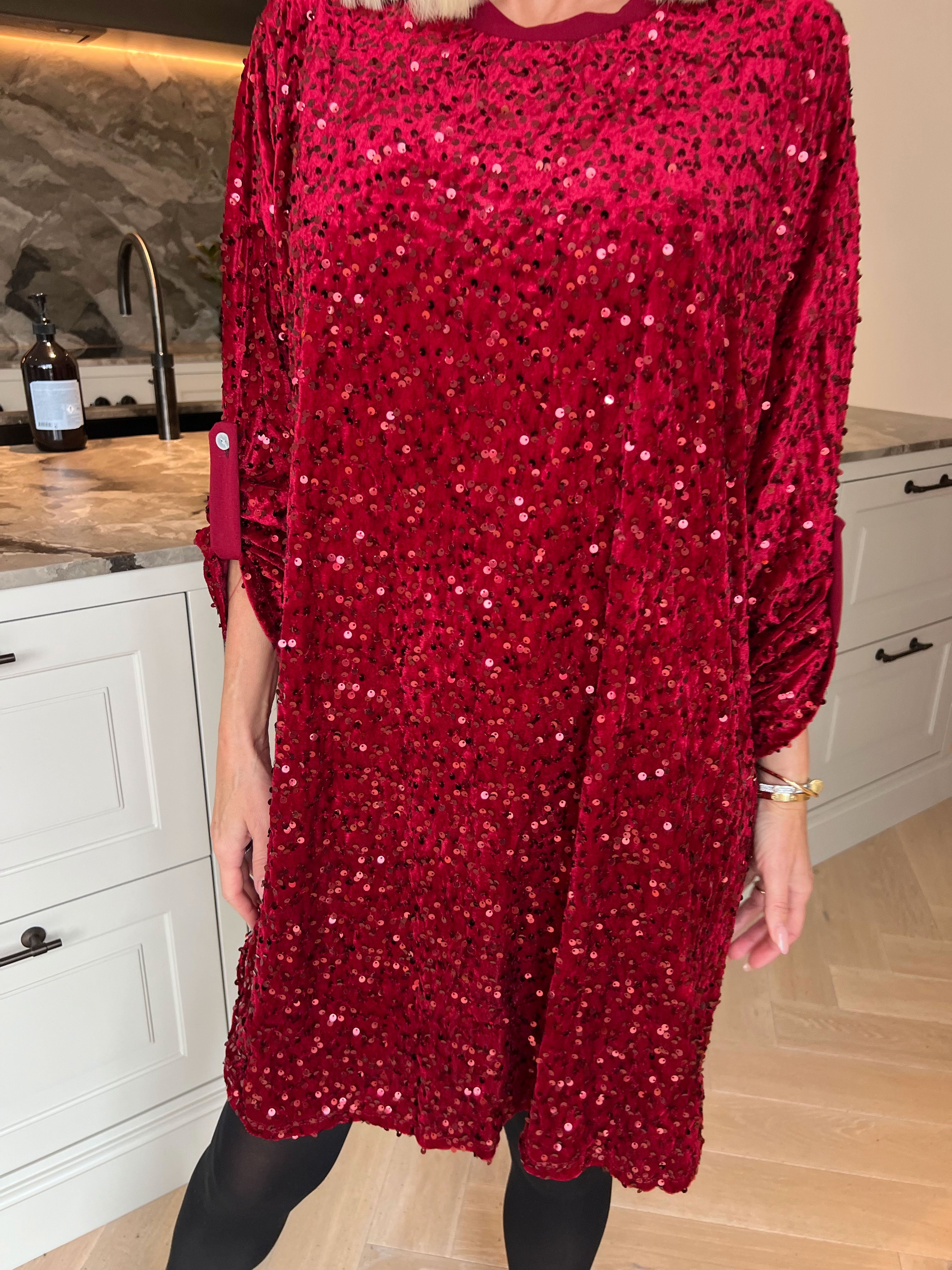 Ilaria - Velourklänning i plus size i viskos med festliga paljetter som ger en glamorös look